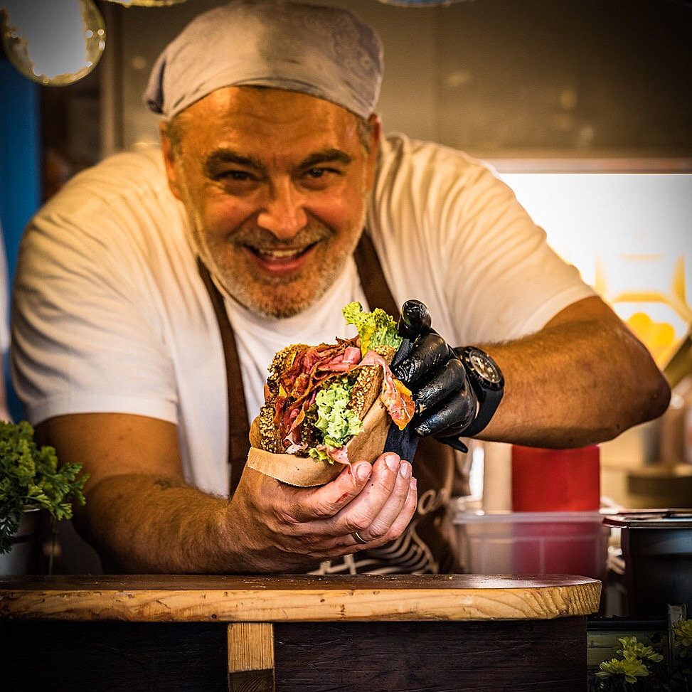Koch mit Sandwich