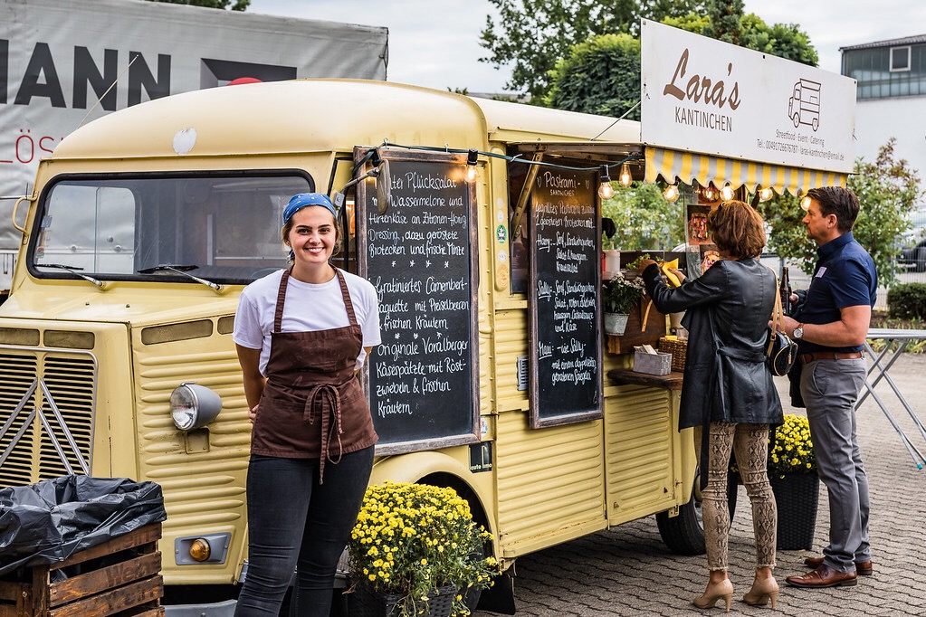 Lara vor dem Foodtruck