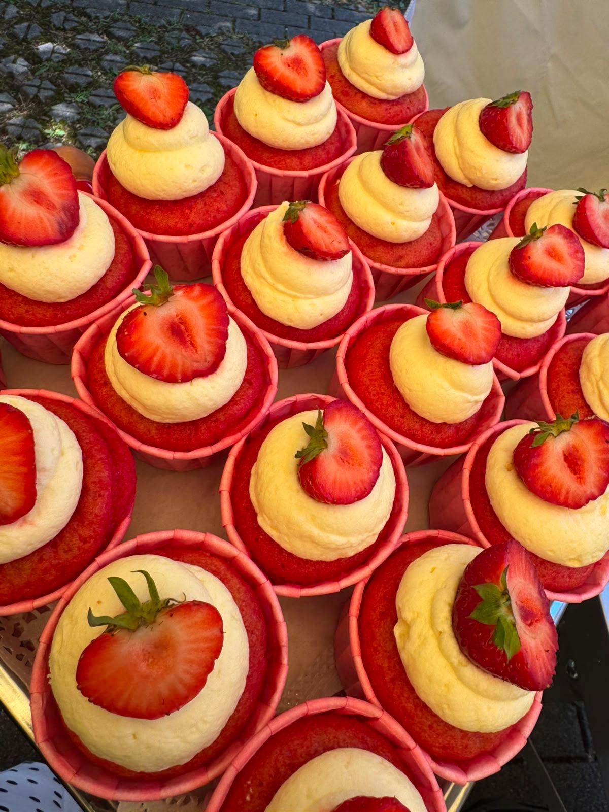 Erdbeer-Cupcakes mit Vanillecreme
