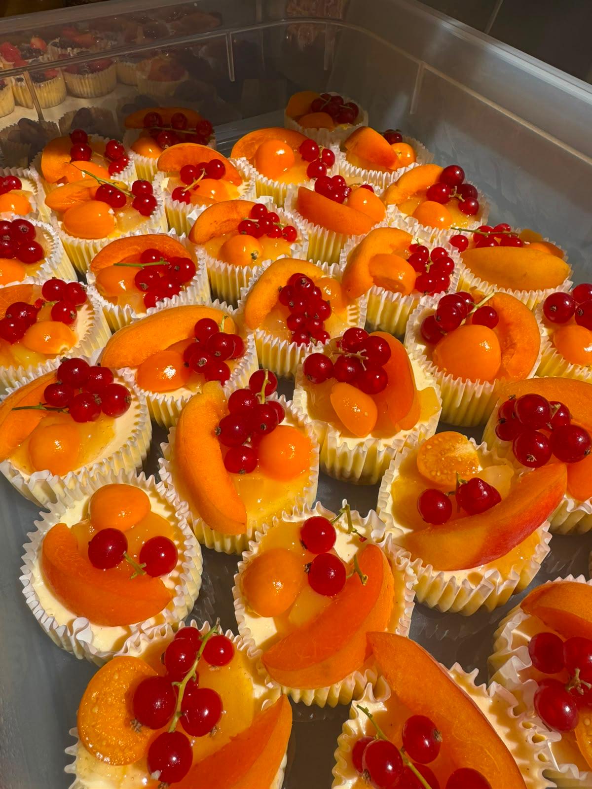 Cupcakes mit Aprikosen und Johannisbeeren